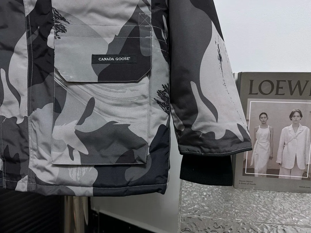 P780 top purchasing version, camouflage gray (wolf fur optional) 🇨🇦CANADA GOOES 24 new models 08/couple models Factory direct supply: supplying global purchasing, micro-business, entities, Tmall, high-end stalls and studio cooperation, free shipping! Canada Goose Expedition Parka 2008 is the same style for men and women. It is mid-length and the most timeless classic. All Arctic and Antarctic scientific expedition teams choose Canada Goose as their cold-proof equipment. It is the Rolls-Royce of down jackets. ➖ Industry-leading anti-counterfeiting chip sensing. ➖ Imported Behringer embroidery machines and customized embroidery labels, the highest level and industry leading. ➖ Imported Korean 21-count polyester-cotton blended original fabric, TC85 waterproof coated fabric, water-repellent, windproof and wear-resistant. ➖ The new national standard 80 white duck down is filled with an average of 520 grams of down. The amount of down filled is industry-leading. ➖ 100% nylon lining with double double-layer sealing design to prevent velvet running, and seamless thread design on the cuffs! ➖ Western Canadian Green Wolf Collar. ➖ Yoshida YKK provides original factory-customized electroplated sliders. YKK two-way lockable zippers are tight and smooth and do not peel off paint. ➖ 3M composite Velcro is durable and the accessories and hardware are all custom-made. Note: Our copywriting is only simple and clear. Instead of bragging about the copywriting, it is better to compare and understand with samples. Only for the purest goose, the most dedicated, the most professional, the highest quality, the highest cost performance!  Size:XS-XXL